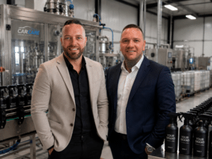 Jorit Doelen en Mitchell van der Hert in de productiefaciliteit van Car Care Private Label.